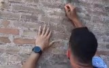 Atto vandalico-romantico al Colosseo: Turista incide il nome della fidanzata
